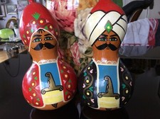 Zwei bemalte Kalebassen aus